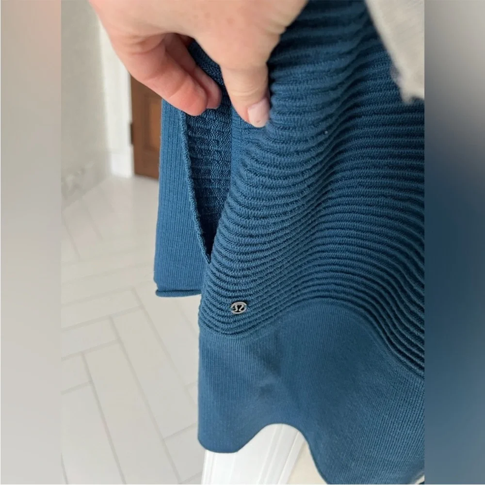978. Like New - RARE Lululemon Gorgeous Blue Merino Wool Cardigan Sweater - Picture 8 of 11